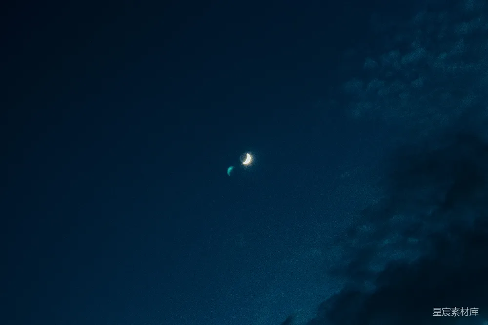 高清摄影 夜空 月亮 流星 宁静 自然 夜空中的新月与流星