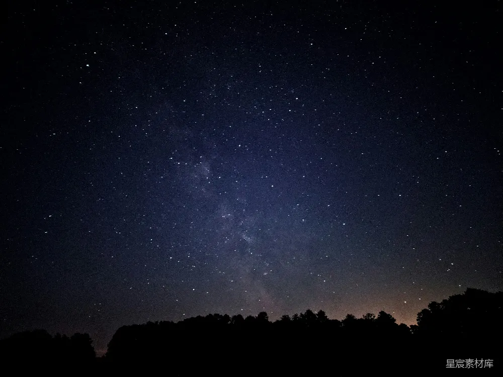 高清摄影 夜空 银河 宁静 自然 星空 银河璀璨夜空下的静谧森林