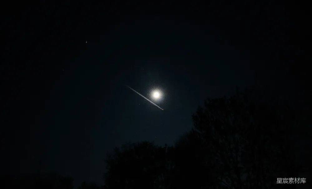 高清摄影 夜空 流星 月亮 宁静 自然 夜空下的流星与月亮