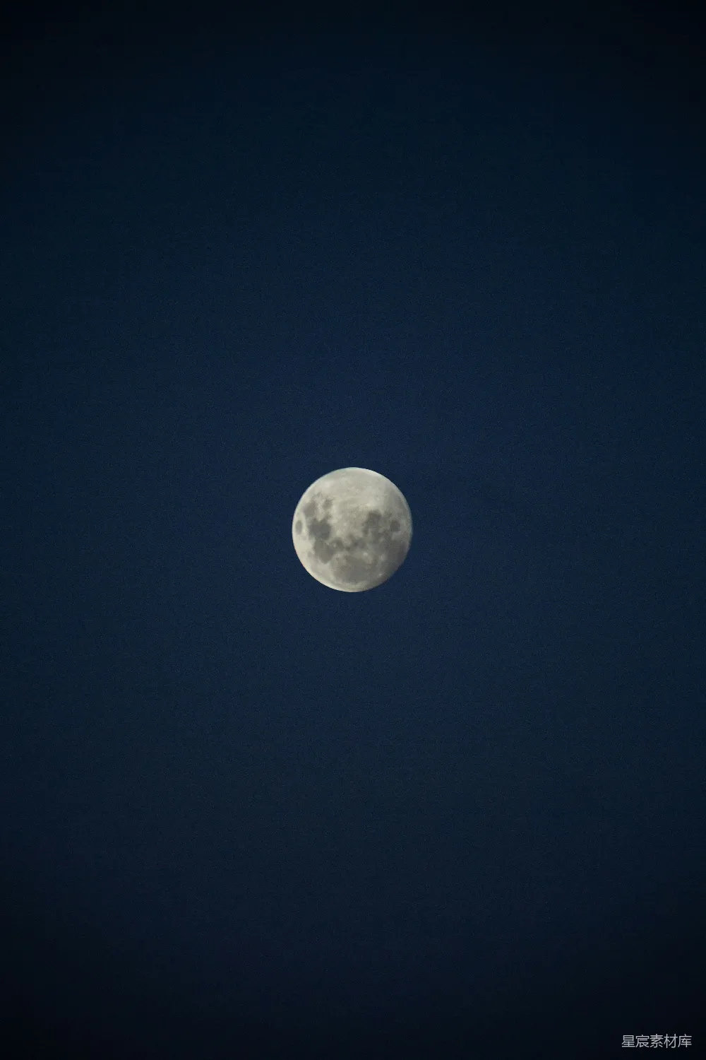 高清摄影 月亮 夜景 宁静 自然 夜空 静谧夜空中的满月