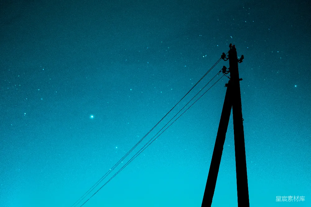高清摄影 夜晚 电杆 星空 静谧 自然 夜空下的电杆剪影