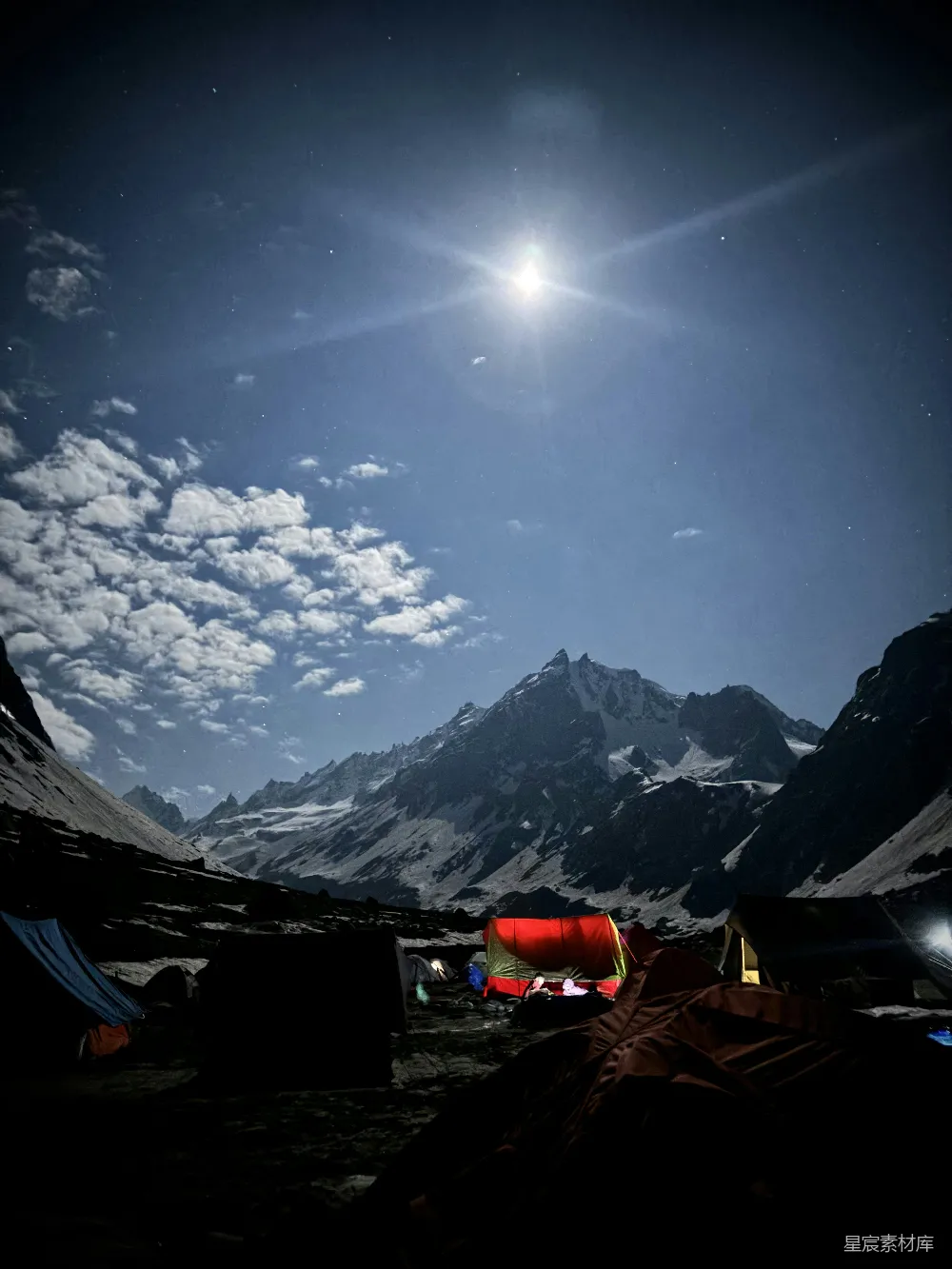 高清摄影 露营 夜景 山脉 星空 户外 星空下的帐篷营地