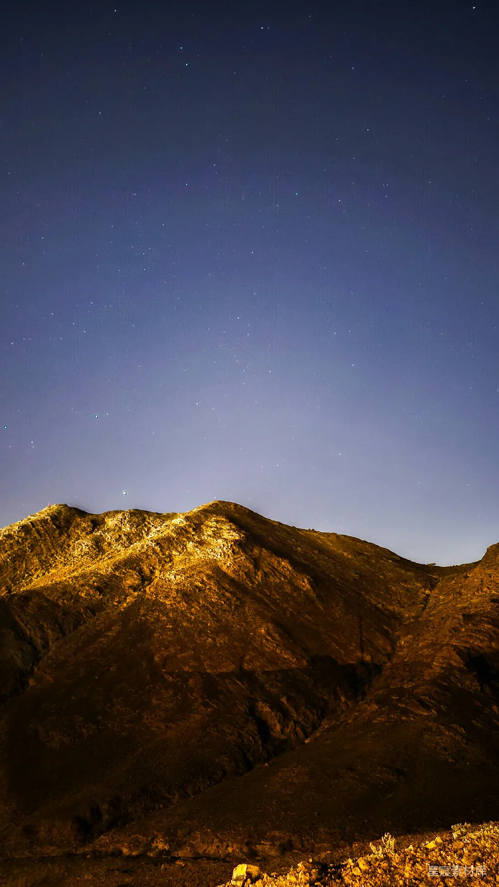 高清摄影 夜景 自然风光 山脉 星空 宁静 星空下的山脉