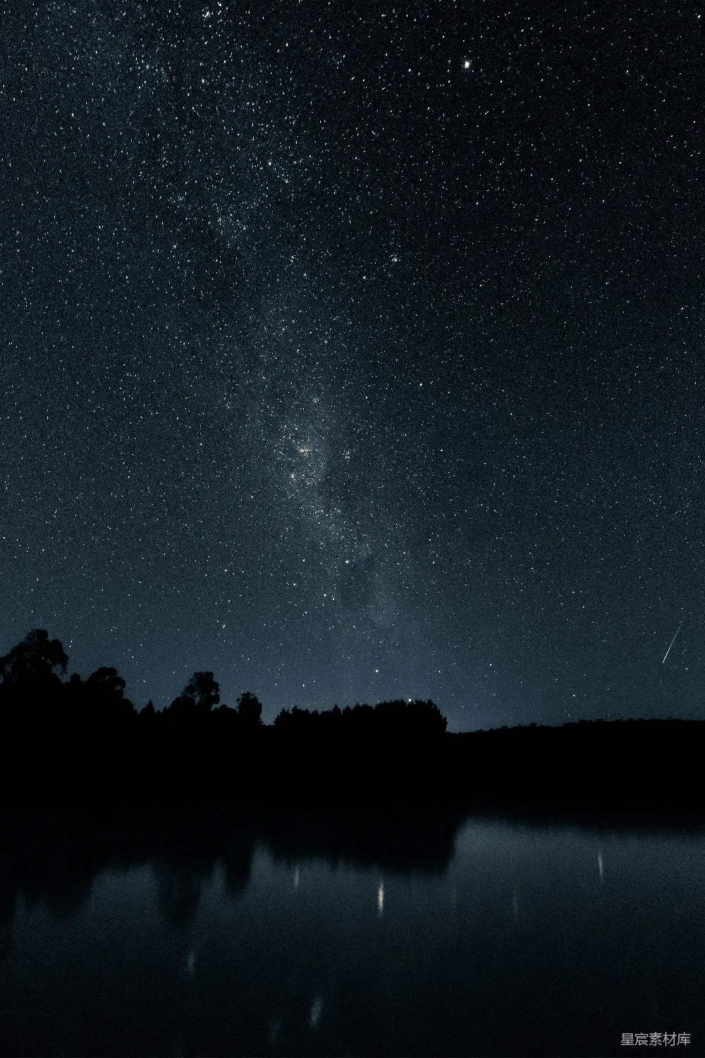 高清摄影 夜晚 星空 静谧 自然 宁静 夜空下的宁静湖面