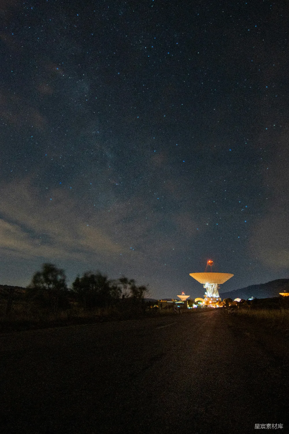 高清摄影 卫星天线 夜景 天文台 黑暗 科技 夜空下的卫星天线