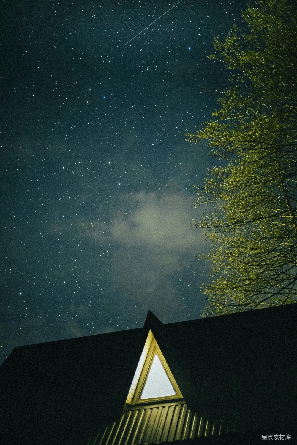 高清摄影 夜景 建筑 星空 自然 宁静 夜空下的三角窗