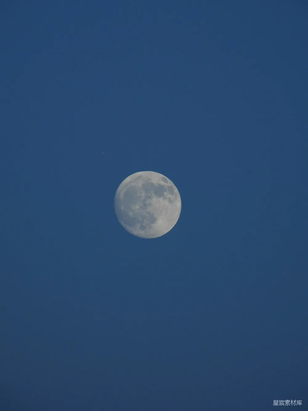 高清摄影 月球 夜景 飞行器 天空 宁静 夜空中圆月与飞机