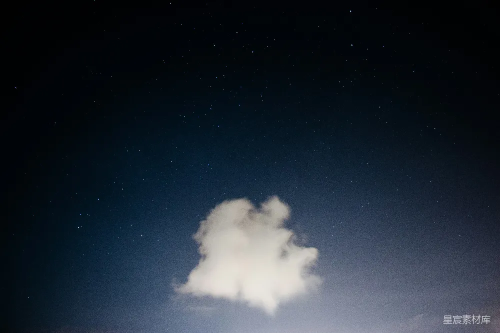 高清摄影 夜空 云朵 星星 宁静 自然 夜空中的云与星