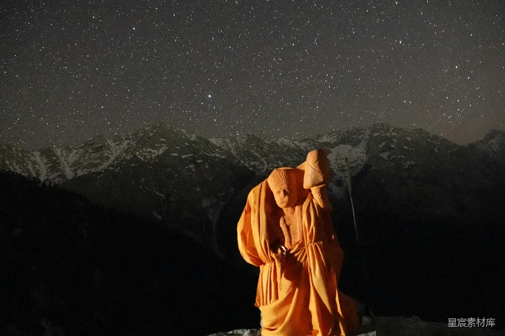 高清摄影 雪山 夜景 雕像 宗教 自然 星空下的雪山与僧侣雕像