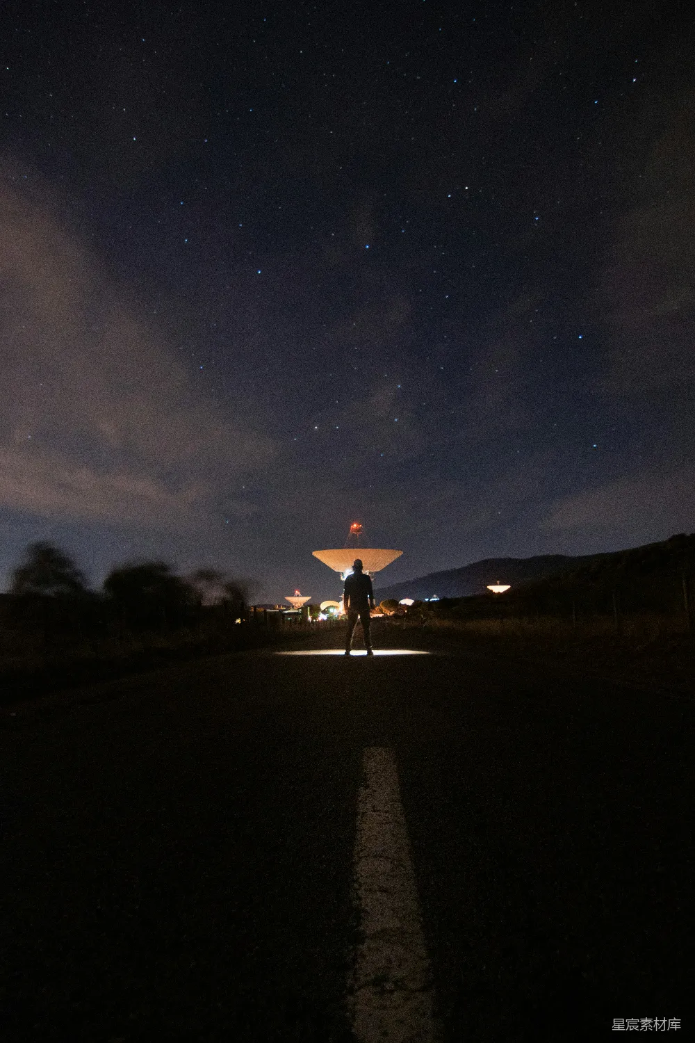 高清摄影 夜晚 天文台 孤独 探索 星空 夜行路上的天文探索者