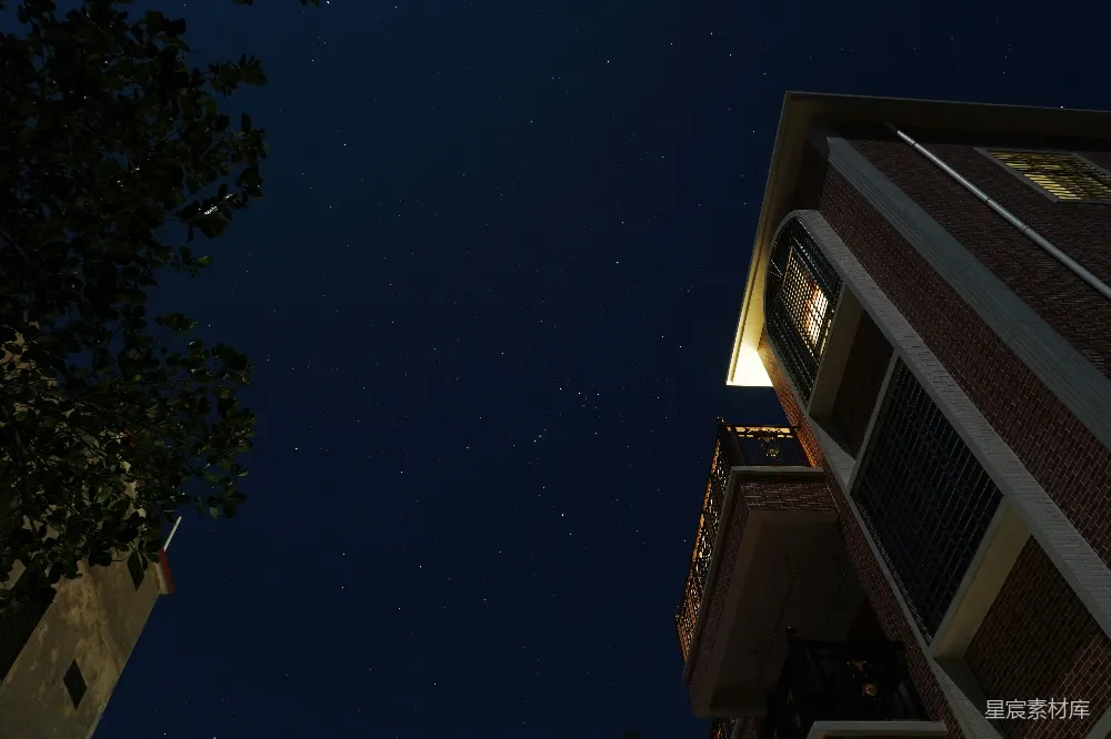高清摄影 夜景 建筑 星空 城市 宁静 夜空下的砖房