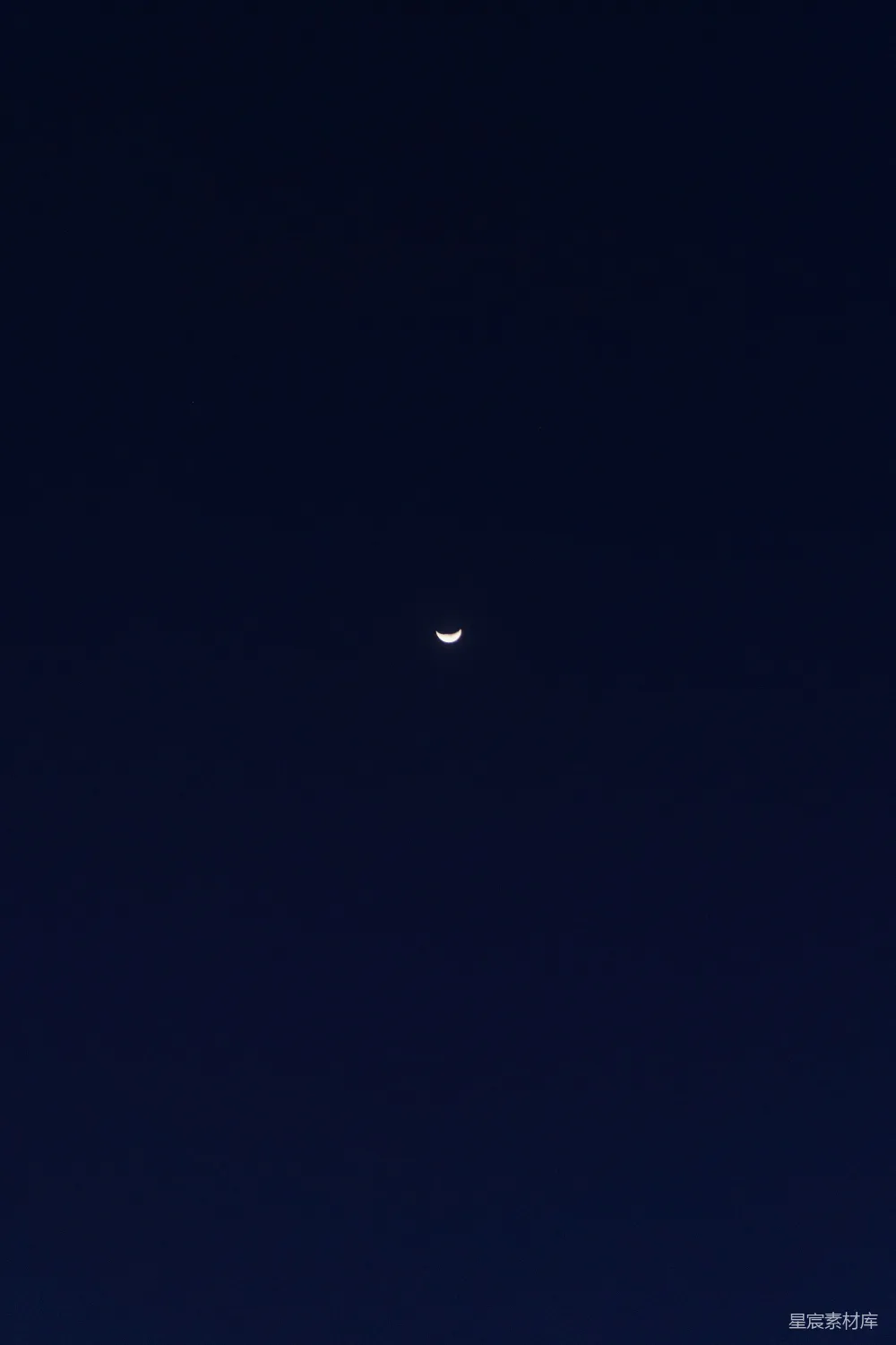 高清摄影 夜空 新月 宁静 自然 夜晚 夜空中的新月
