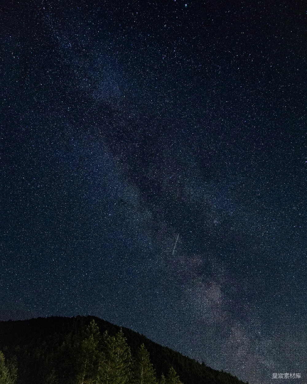 高清摄影 星空 银河 山景 自然 宁静 银河与夜空下的山脉