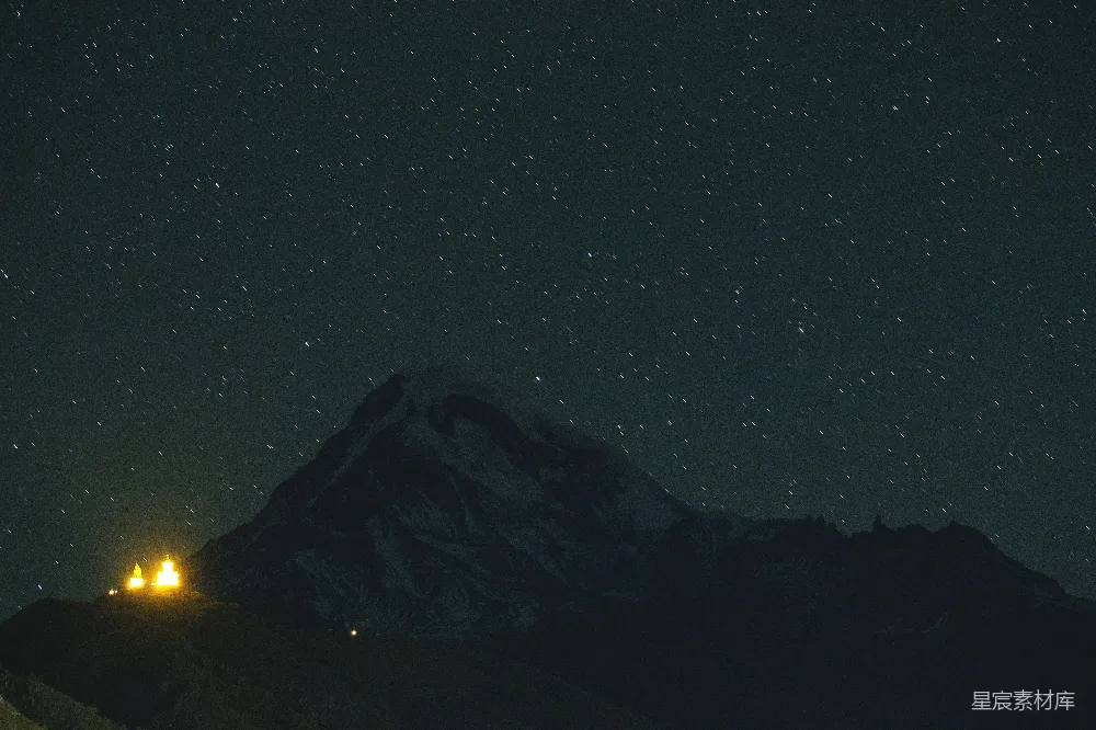 高清摄影 山峰 夜景 星空 自然 宁静 星河下的山峰