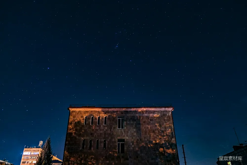 高清摄影 夜景 建筑 星空 城市 宁静 夜空下的老建筑