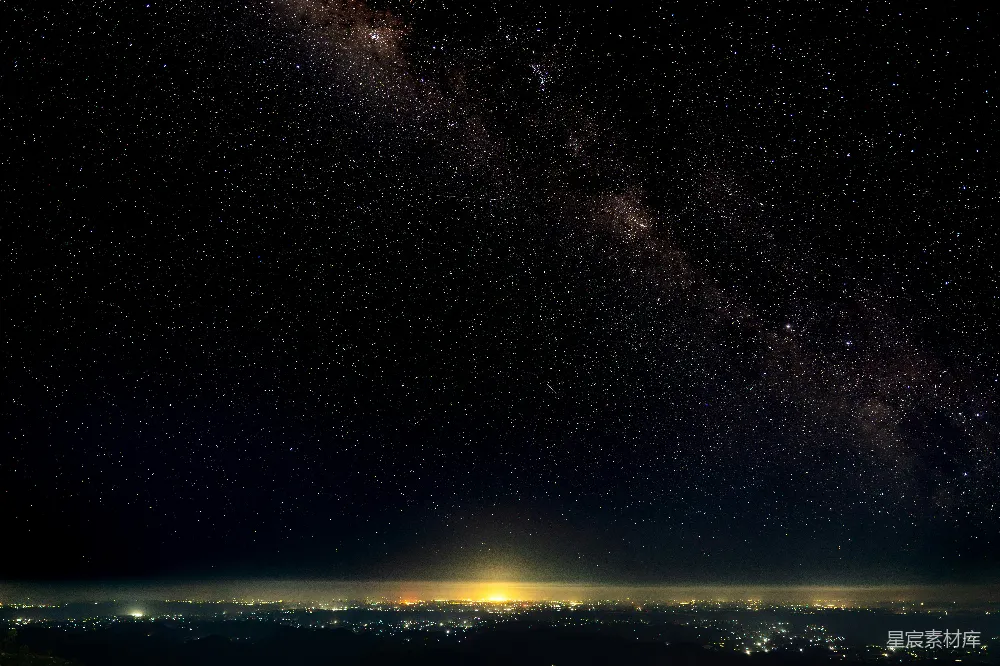 高清摄影 星空 城市夜景 宁静 自然美景 城市与自然 璀璨星河下的城市灯火