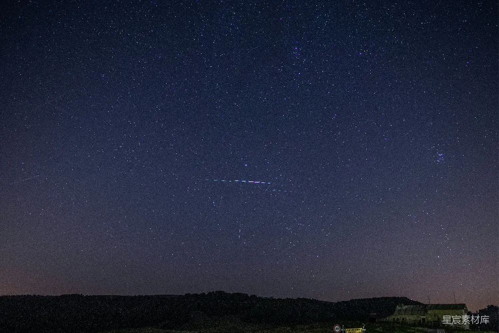 高清摄影 夜空 流星雨 宁静 自然 天文 夜空下的流星雨