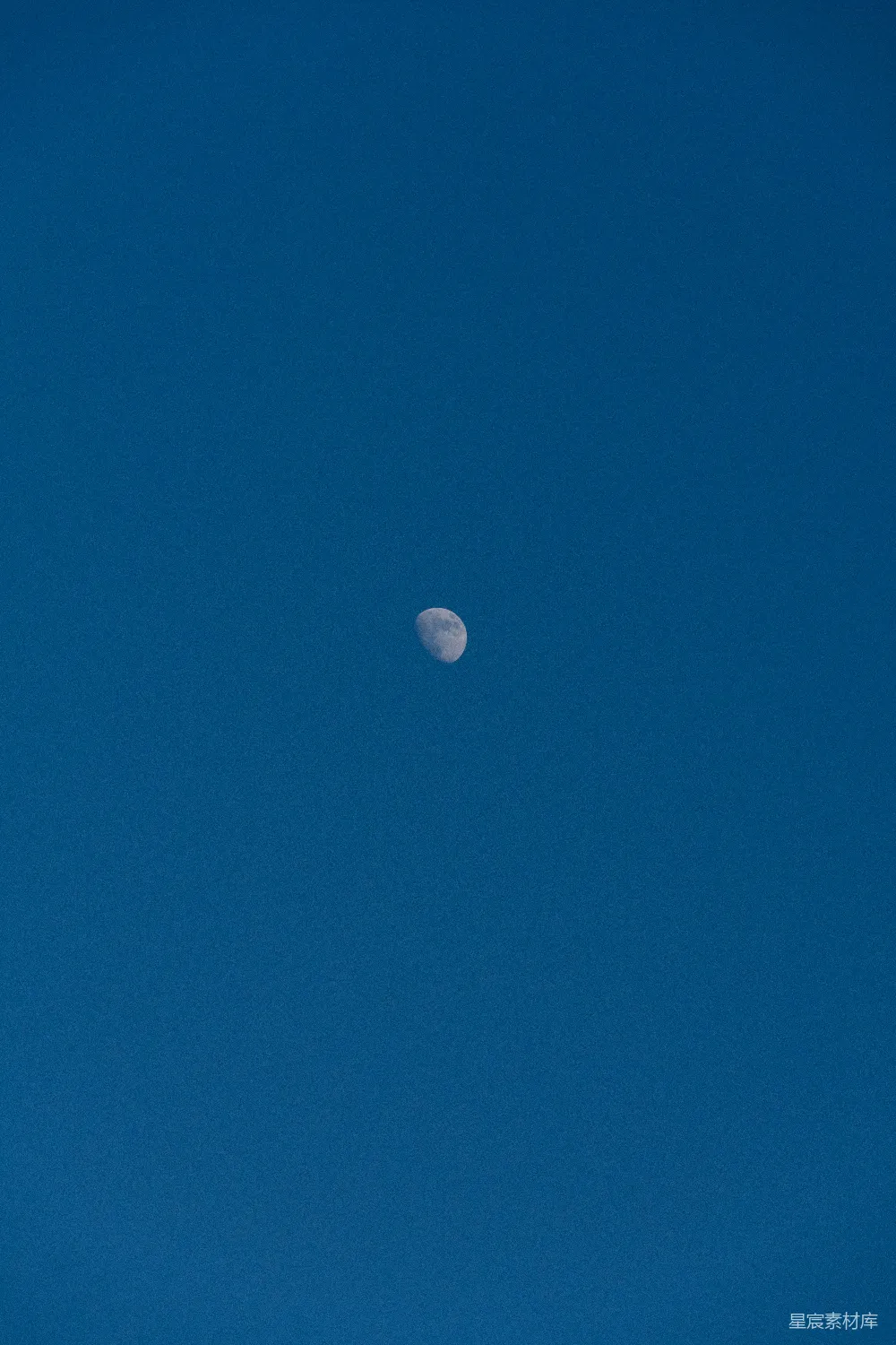 高清摄影 月亮 夜空 宁静 自然 摄影 蓝空中的月亮