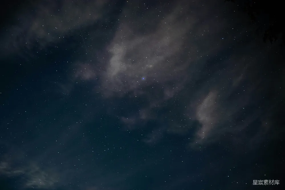 高清摄影 夜空 星空 自然 宁静 宇宙 夜空下的繁星与云雾