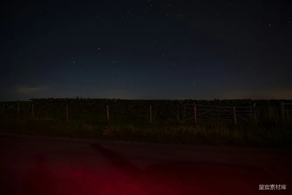 高清摄影 夜晚 乡村 星空 静谧 自然 夜空下的石墙
