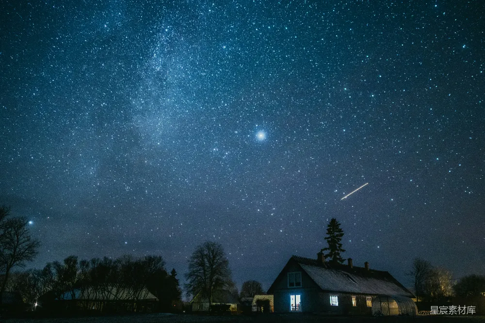 高清摄影 星空 夜晚 小屋 流星 宁静 夜空下的小屋与流星