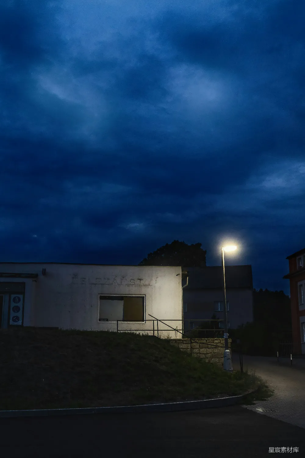 高清摄影 夜晚 建筑 路灯 宁静 城市 夜幕下的街角