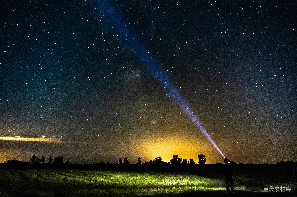 高清摄影 夜景 星空 光束 田野 宁静 夜空下的光束