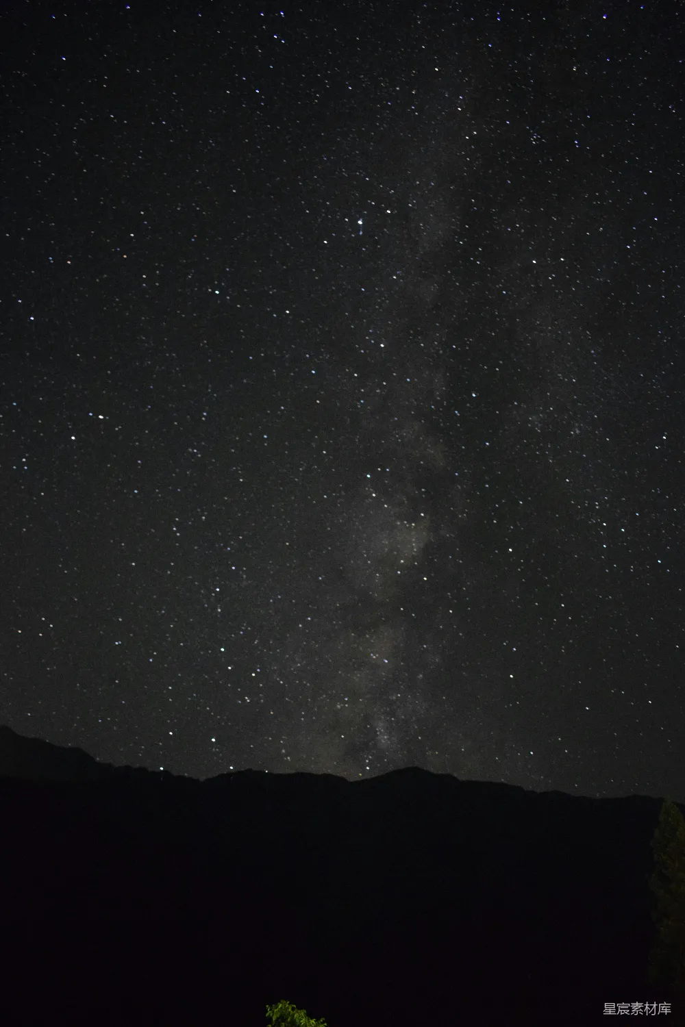 高清摄影 夜空 银河 山脉 自然 宁静 银河与山峦的夜空
