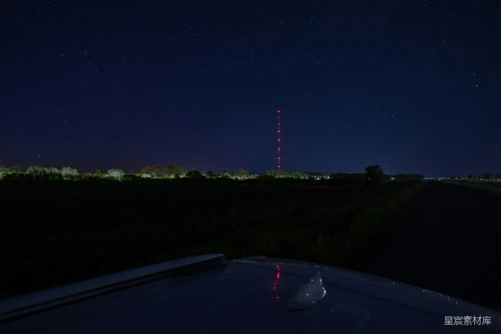 高清摄影 夜景 星空 车顶视角 宁静 城市边缘 星空下的车顶视角
