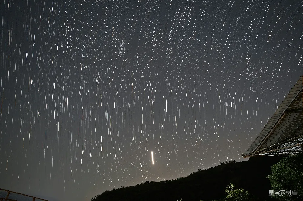 高清摄影 夜空 星轨 宁静 自然 摄影 星轨下的静谧夜晚