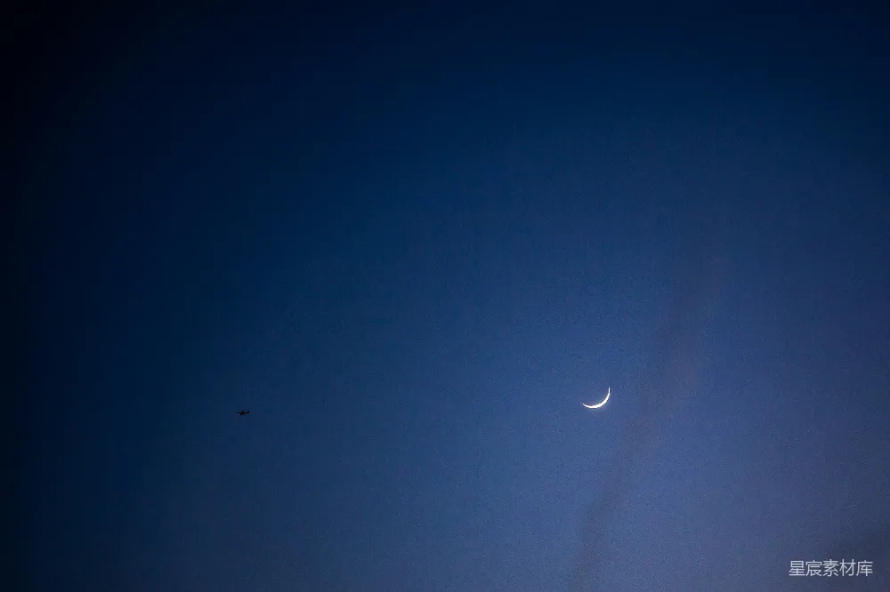 高清摄影 夜空 新月 飞机 宁静 自然 夜空中的一弯新月与飞机