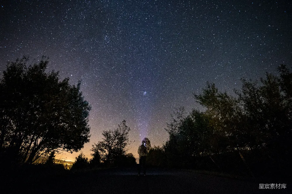 高清摄影 夜空 星空 孤独 自然 宁静 星夜下的独行者