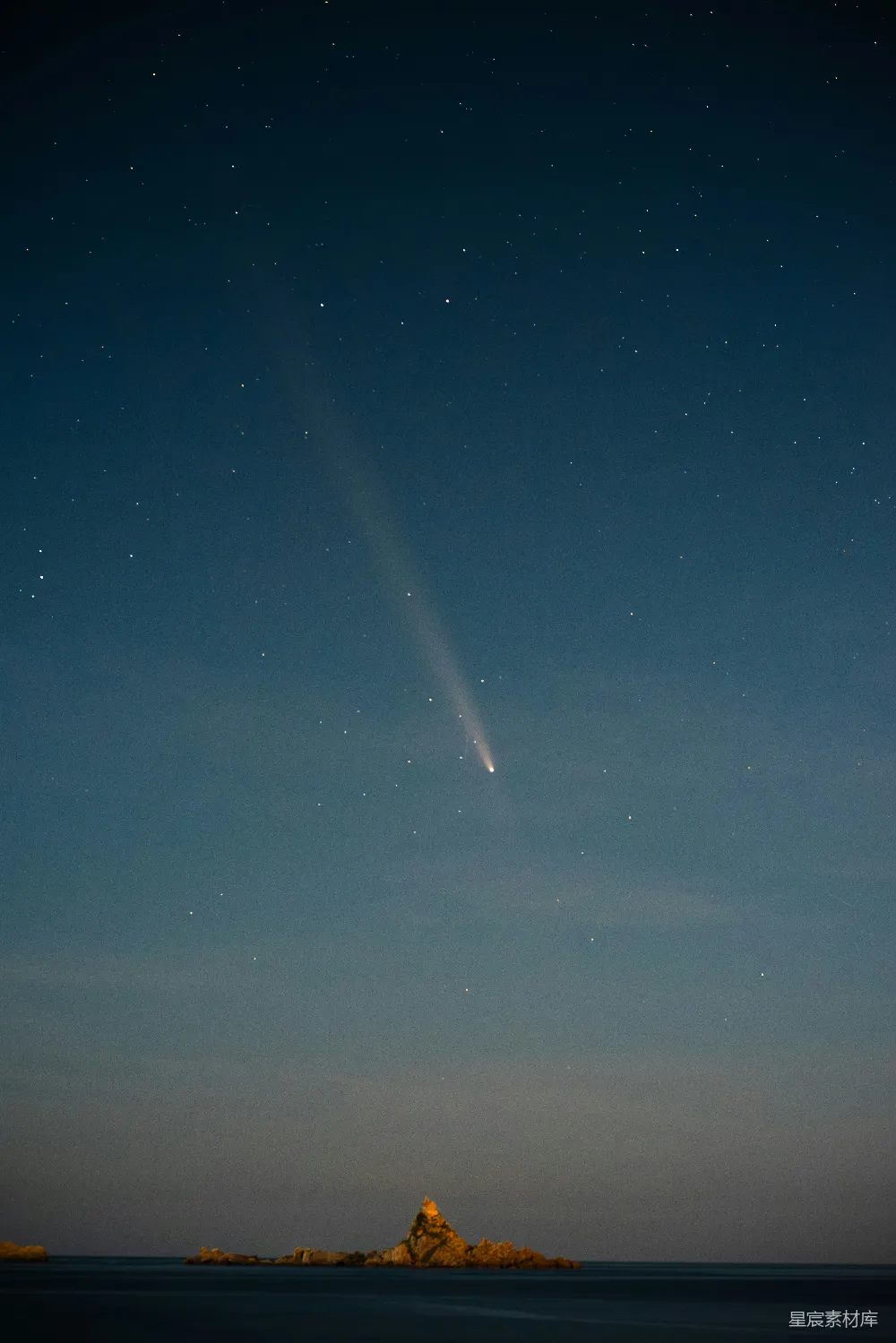 高清摄影 夜空 彗星 岩石 自然 宁静 夜空中的彗星与岩石岛
