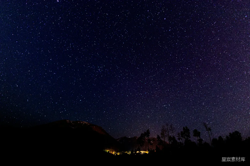 高清摄影 夜景 星空 自然 宁静 户外 星空下的山峦