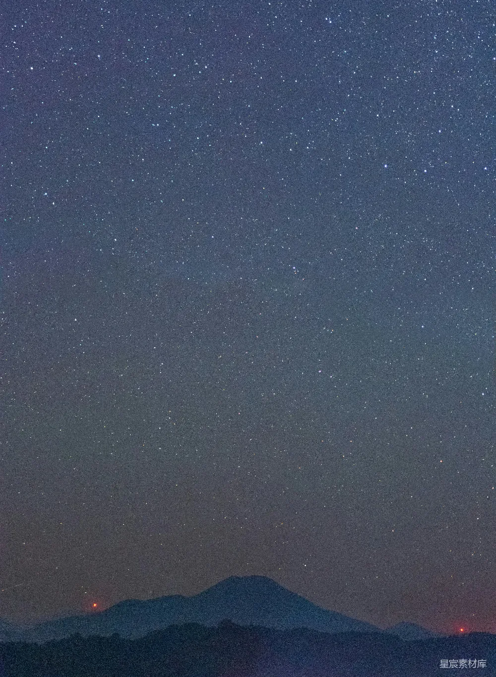 高清摄影 夜景 星空 山脉 自然风光 宁静 夜幕下的群山与繁星