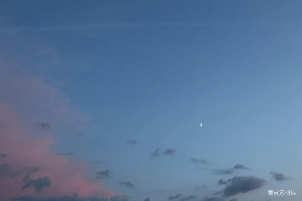 高清摄影 天空 新月 余晖 宁静 自然 落日余晖下的新月