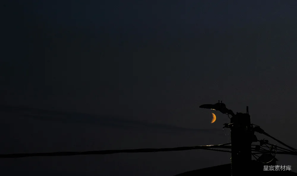 高清摄影 夜景 月亮 路灯 静谧 城市 夜空下的路灯与新月
