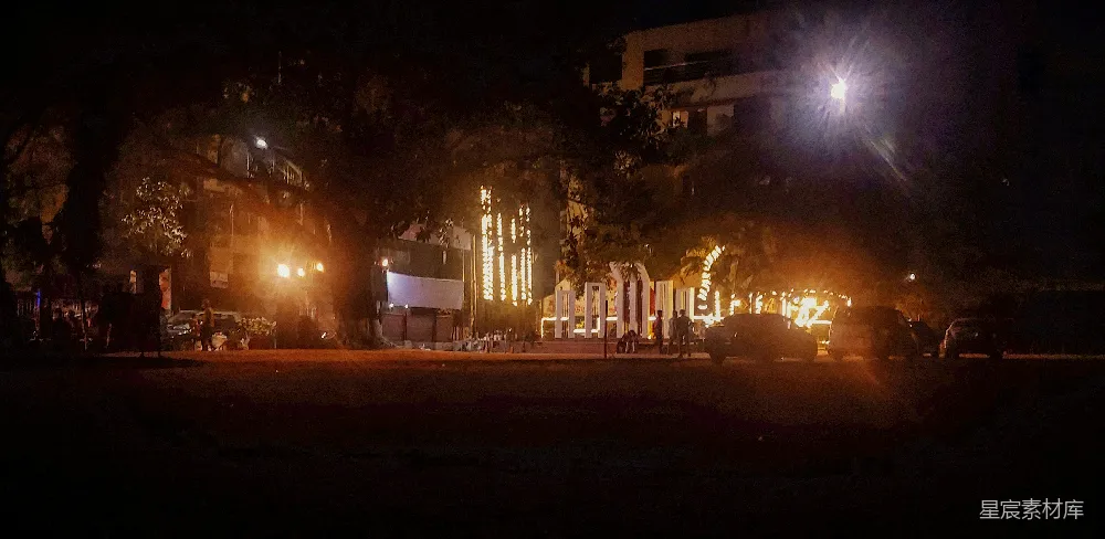 高清摄影 夜晚 城市 灯光 建筑 悠闲 夜幕下的城市街头