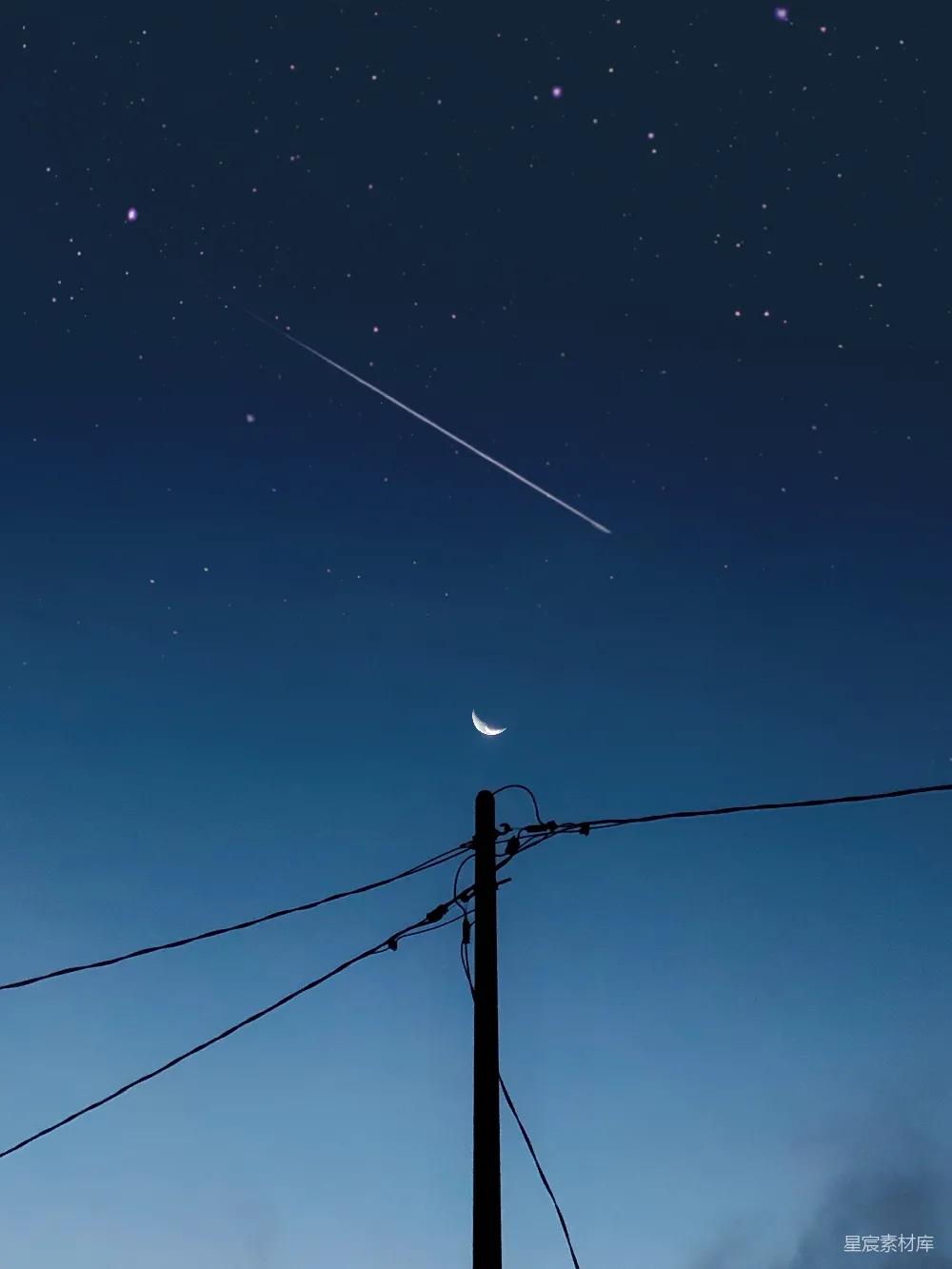 高清摄影 夜空 流星 新月 宁静 自然 夜空中的流星与新月
