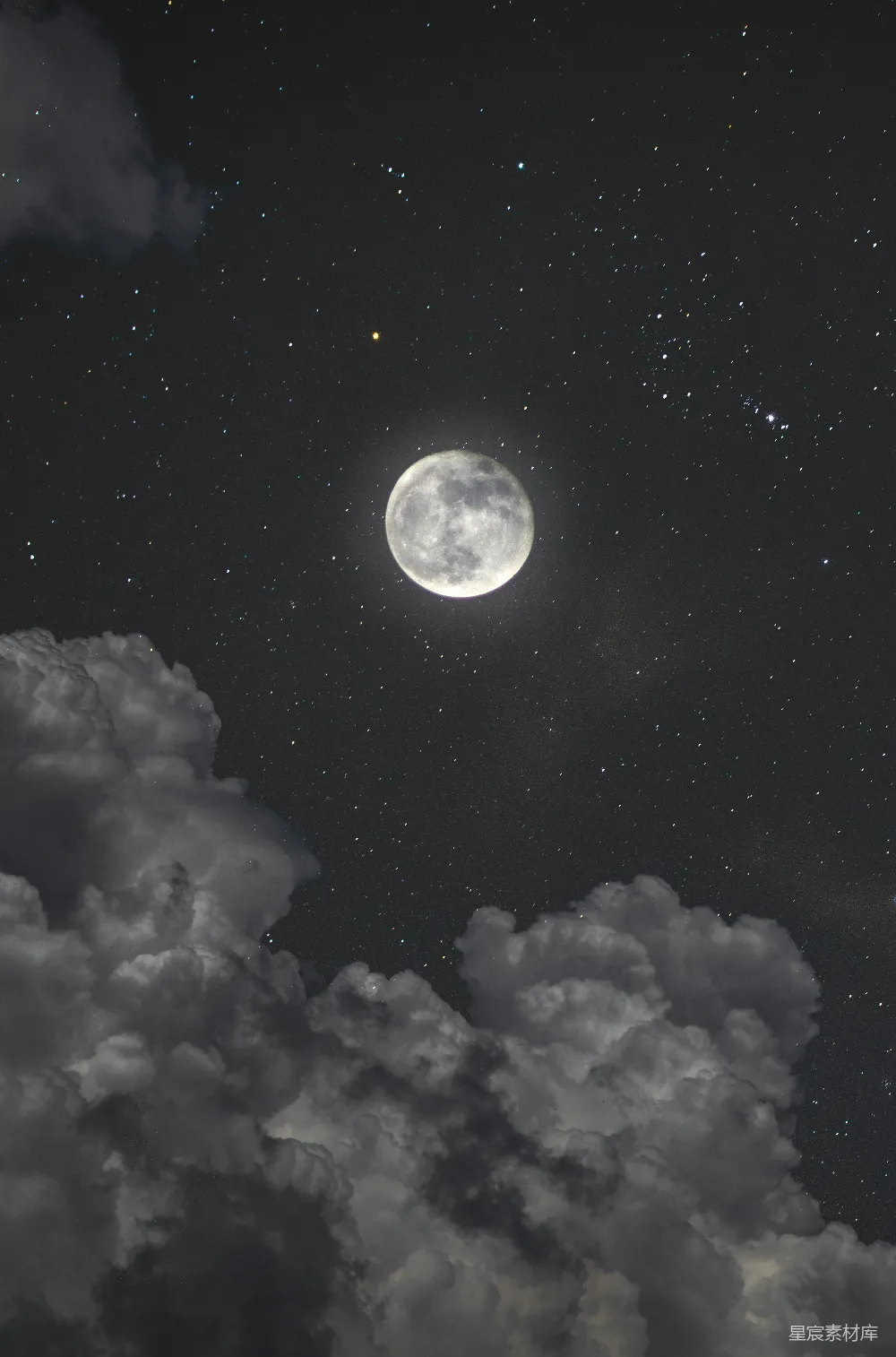 高清摄影 月亮 夜空 云朵 宁静 自然 夜空中的月亮与云朵