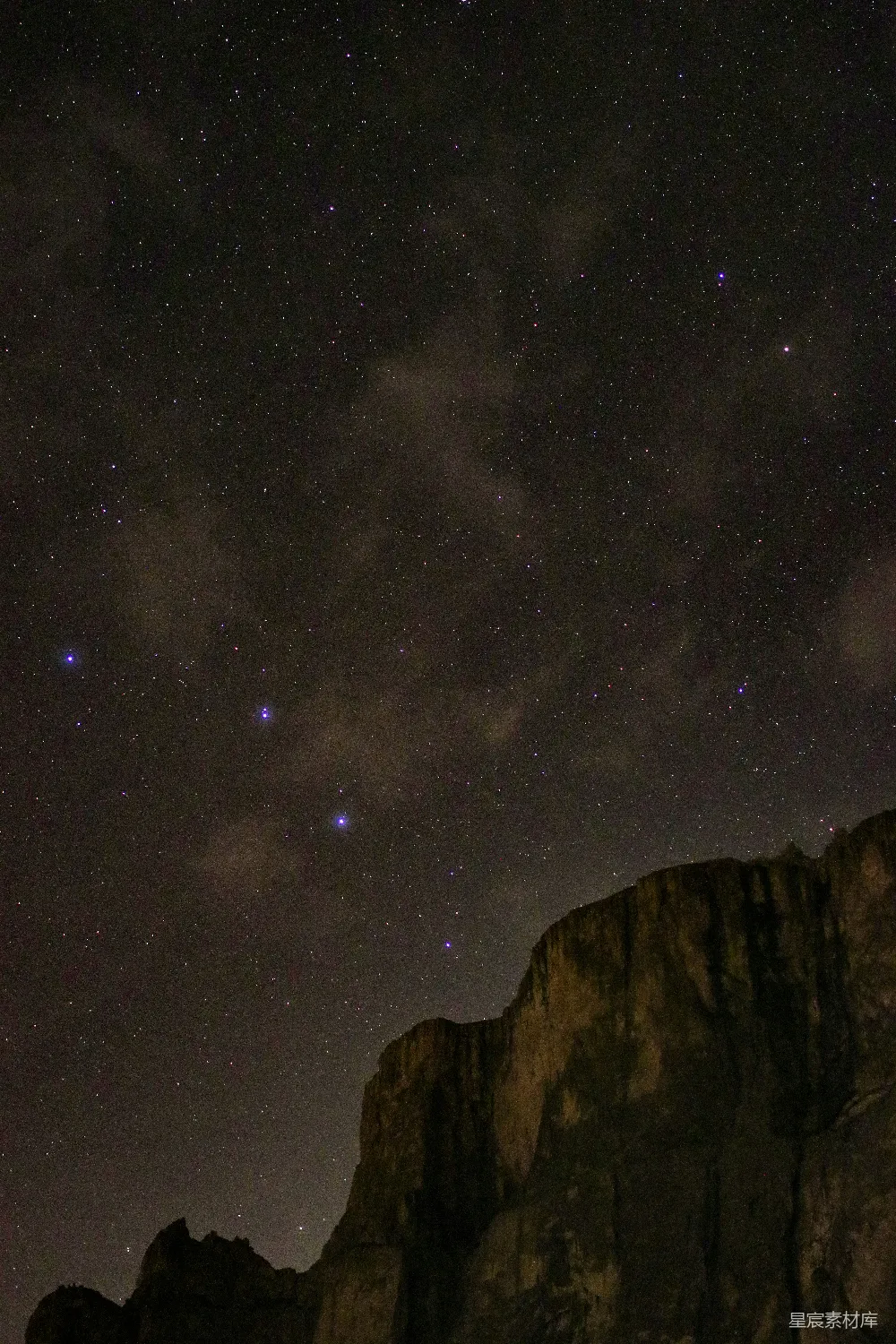 高清摄影 夜空 星河 山峰 宁静 自然 夜空下的山峰