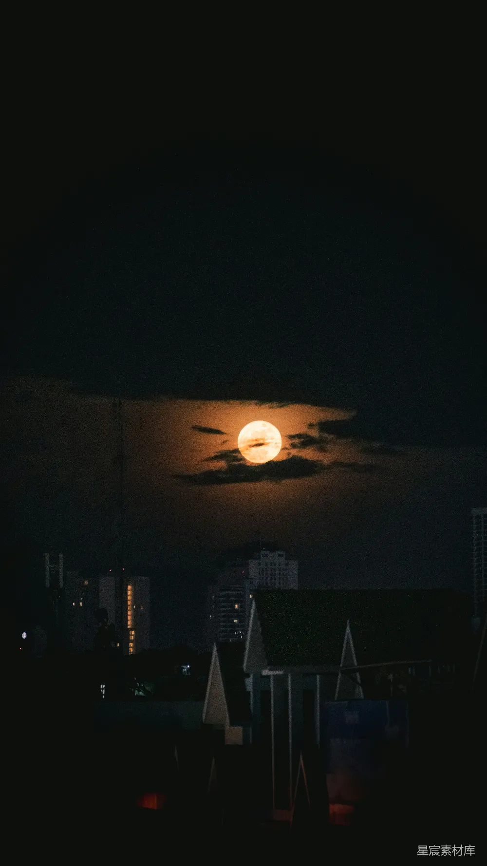 高清摄影 夜景 月亮 城市 宁静 自然 夜幕下的满月与城市剪影