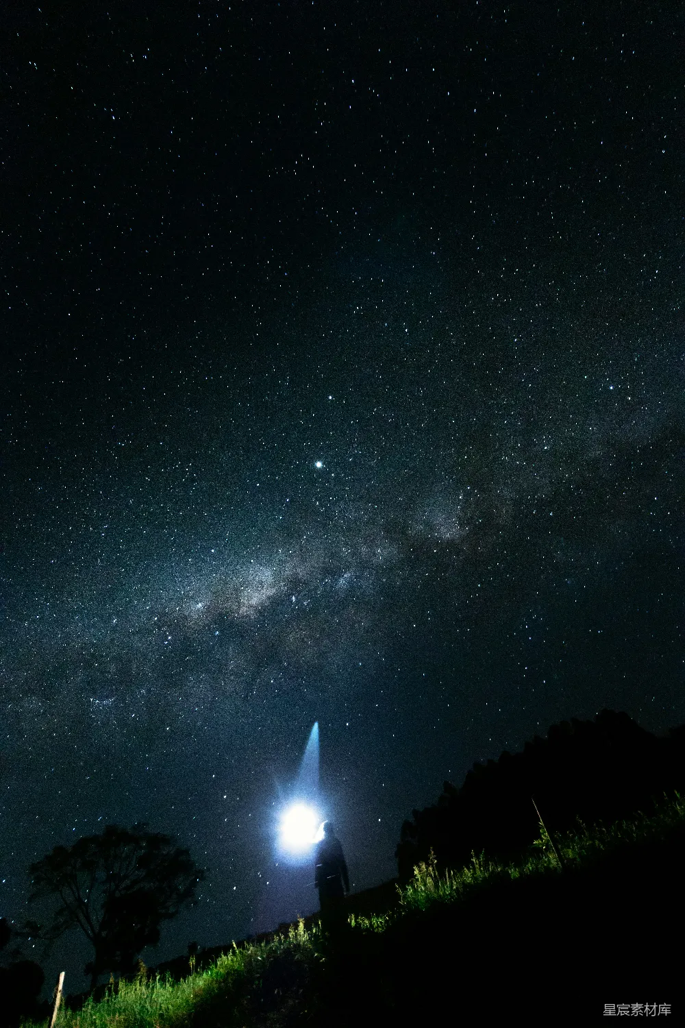高清摄影 夜空 银河 探险 孤独 自然 夜空下的孤独探险者