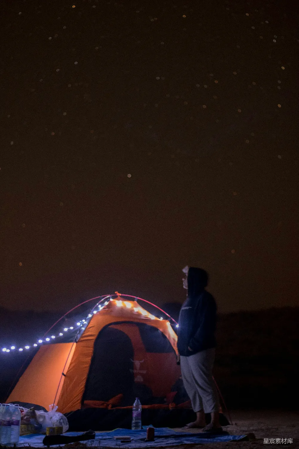 高清摄影 露营 夜晚 户外 孤独 旅行 夜幕下的帐篷与旅人