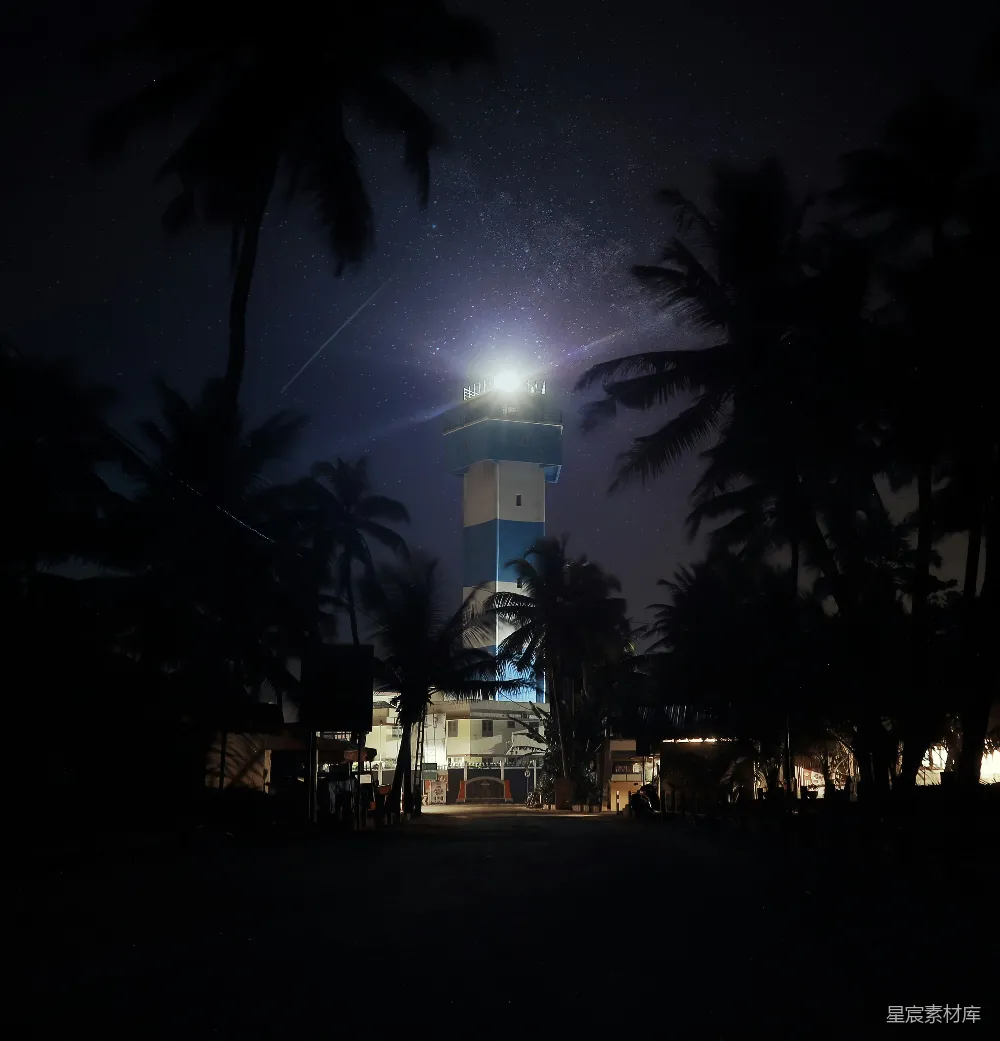 高清摄影 夜景 灯塔 椰子树 星空 宁静 夜幕下的灯塔与椰子树