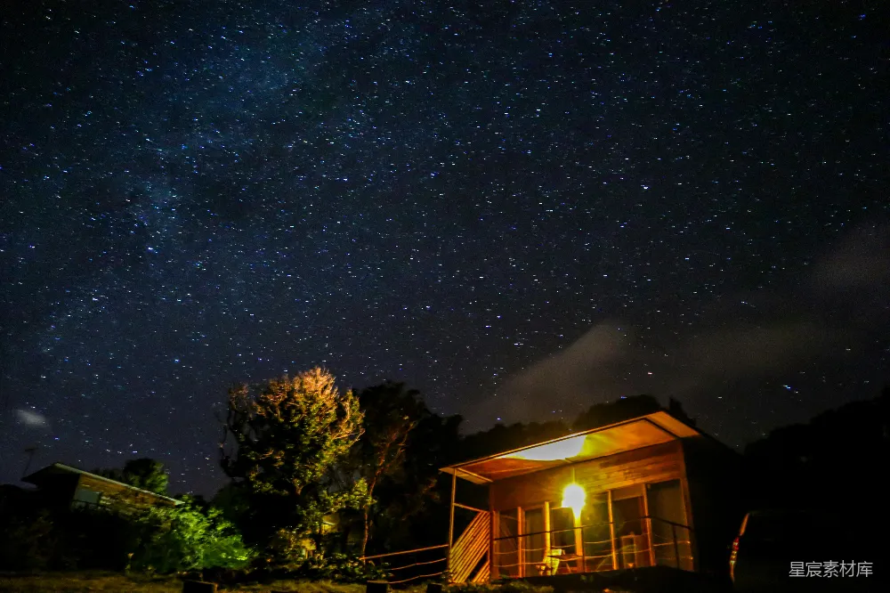 高清摄影 夜晚 星空 小屋 自然 宁静 星空下的小屋