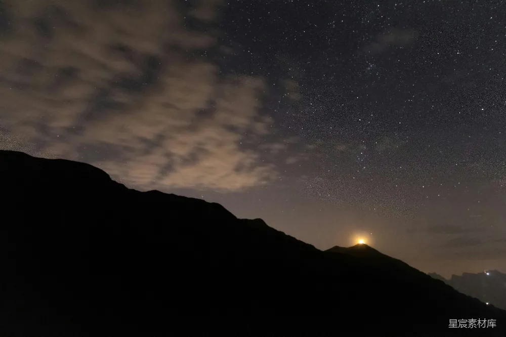 高清摄影 夜景 星空 自然风光 宁静 户外 山峰下的星空