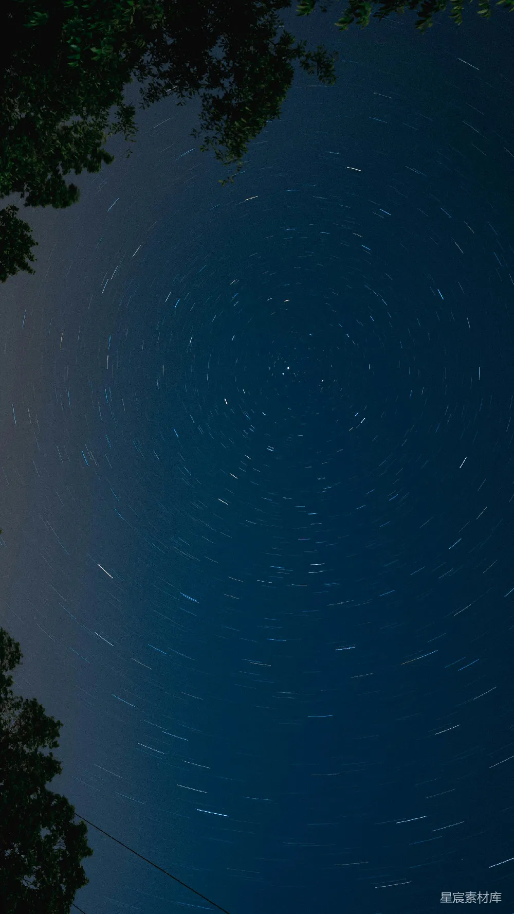 高清摄影 星空 夜景 星轨 自然 宁静 星空轨迹下的夜空