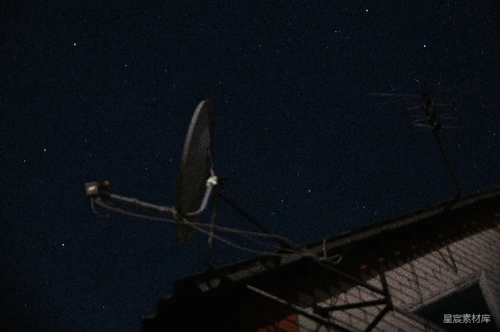 高清摄影 夜空 卫星天线 都市夜景 科技感 城市生活 夜空下的卫星天线