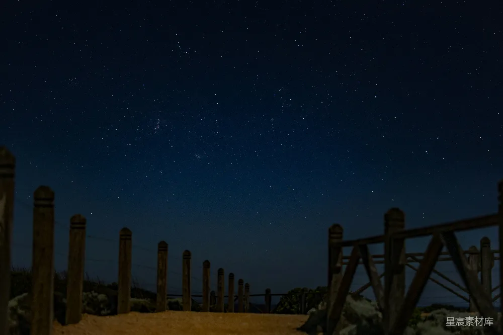 高清摄影 夜空 星空 木栅栏 宁静 自然 星空下的木栅栏